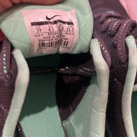 Nike Air Max Tennis Shoes - Picture 4 of 11